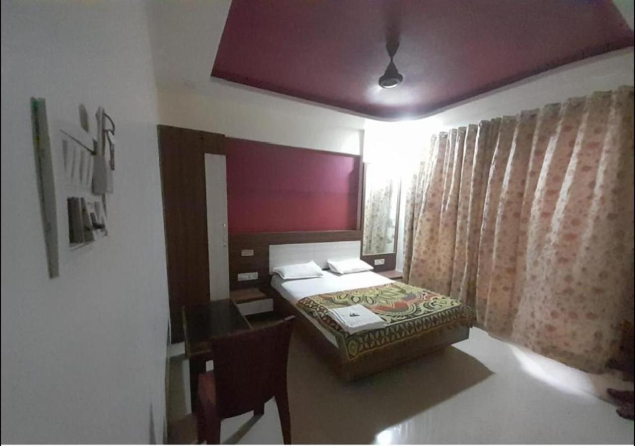 Hotel Sai Ganesh Lodging & Boarding By Wb Inn Titwala Екстериор снимка