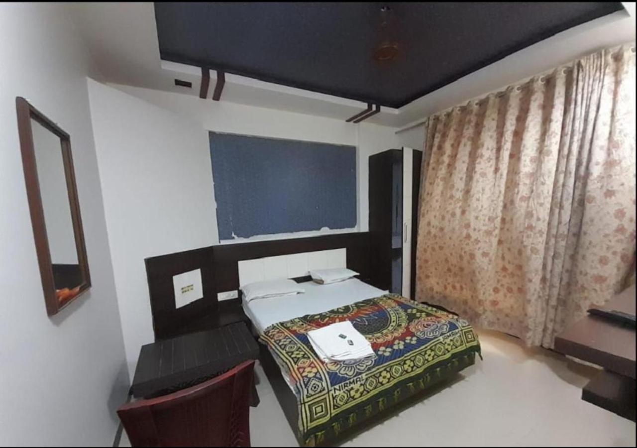 Hotel Sai Ganesh Lodging & Boarding By Wb Inn Titwala Екстериор снимка