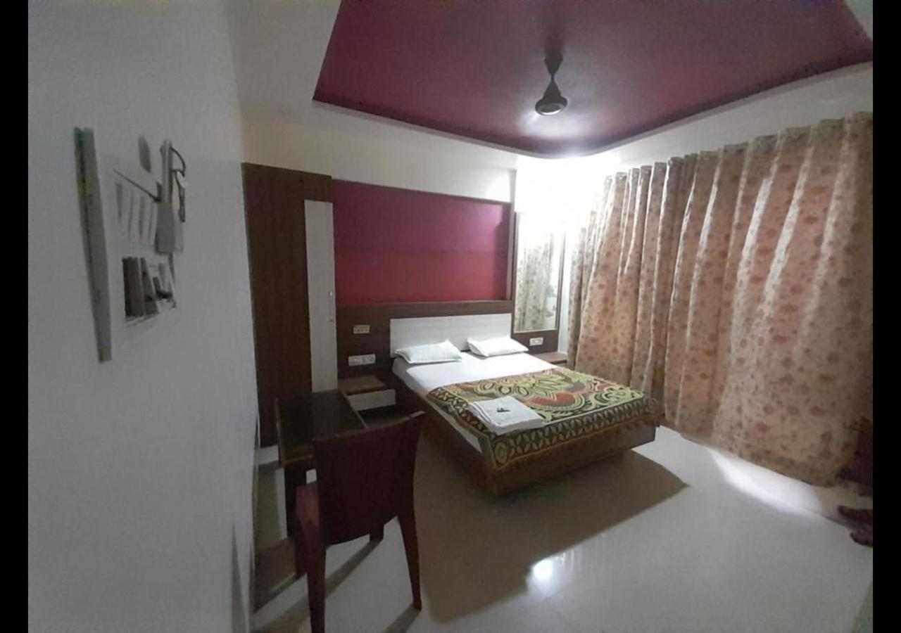 Hotel Sai Ganesh Lodging & Boarding By Wb Inn Titwala Екстериор снимка